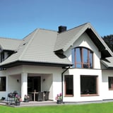 Huis met dak van dakpanplaat Szafir 350/15 Lichtgrijs, 0,50 mm staal, 25 µm polyester coating