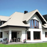 Dakpanplaat Szafir 350/15, zuiverwit RAL 9010, gemonteerd op een modern woonhuis