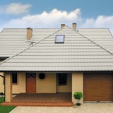 Huis met dak van dakpanplaat Szafir 350/15 Grijswit, 0,50 mm, polyestercoating, vooraanzicht