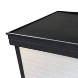 Dakrandprofiel CUBE antracietgrijs gemonteerd op een plat dak, detail van de rand
