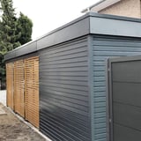 Dakrandprofiel ISOS antracietgrijs RAL 7016 op een plat dak met houten bekleding