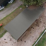 Damwandplaat 20/1100, grijs aluminiumkleurig, op een carport of afdak, bovenaanzicht