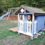 Damwandplaat 20/1100, grijs aluminiumkleurig, als dak op een blauw kinderspeelhuis met glijbaan