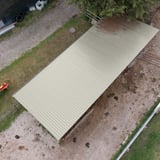 Damwandplaat 20/1100 Grijswit (RAL 9002) als dak op lang gebouw, bovenaanzicht