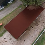 Damwandplaat 20/1100 dak, Roodbruin RAL 8012, op een stalgebouw van bovenaf