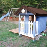 Damwandplaat 20/1100, 0,63 mm, RAL 8017, als dak op een blauw kinderspeelhuis in de tuin