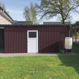 Schuurwand van damwandplaat 20/1100 wand Wijnrood RAL 3005 met witte deur