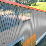 Halwand met damwandplaat 20/1100 wand lichtgrijs en lichtplaten, toepassingsvoorbeeld