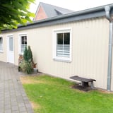 Zijaanzicht van een gebouw met damwandplaat 20/1100 in Zuiverwit (RAL 9010) als wandbekleding
