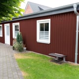 Aanbouw met wandbekleding van roodbruine damwandplaat 20/1100, 0,63 mm dikte