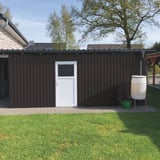 Tuinhuiswand bekleed met Chocoladebruin damwandplaat 20/1100 Wand, Weckman, met witte deur