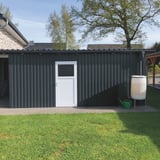 Aanbouw met wandbekleding van antracietgrijze damwandplaat 20/1100, Weckman, met witte deur