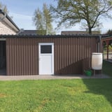Tuinhuis met wandbekleding van damwandplaat 20/1100 Notenbruin (RAL 8011)