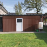 Tuinhuis met wandbekleding van Koperbruin damwandplaat 20/1100, toepassingsvoorbeeld