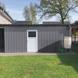 Damwandplaat 20/1100 aluminium 0,70 mm, RAL9007, als gevelbekleding van een garage met witte deur