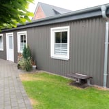 Damwandplaat 20/1100 aluminium 0,70 mm, RAL9007, als gevelbekleding van een aanbouw met ramen