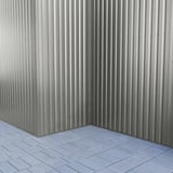 Damwandplaat 20/1100 aluminium 0,70 mm, RAL9007, detailweergave van de gevelbekleding met straatstenen