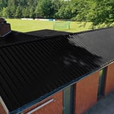 Damwandplaat 35/207 Gitzwart op een gebouw, dakbedekking