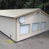 Damwandplaat 35/207 Grijswit als dak- en wandbekleding van een gebouw