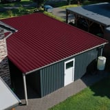 Damwandplaat 35/207 wijnrood op een carportdak, toepassingsvoorbeeld