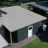 Damwandplaat 35/207 lichtgrijs als dakbedekking op een garage, verlegd