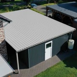 Damwandplaat 35/207 Zilver-Metallic als dak op een garage, toepassingsvoorbeeld