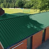 Damwandplaat 35/207 aluminium 0,70 mm mosgroen op een clubhuis