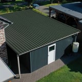 Damwandplaat 35/207 dak in Chroomoxydegroen (RAL 6020) op een garage, verlegd