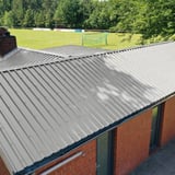 Damwandplaat 35/207, Zilver-Metallic, als dak op een gebouw met bakstenen muur