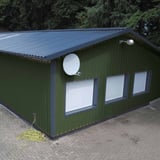 Gebouw met dak en wand van damwandplaat 35/207 in Chroomoxydegroen