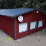 Bedrijfsgebouw met wandbekleding van damwandplaat 35/207 wand Wijnrood (RAL 3005)