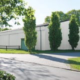 Damwandplaat 35/207 wand, lichtgrijs RAL 7035, als gevel van een opslagloods