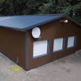 Damwandplaat 35/207 wand Sepiabruin als gevel van een gebouw met ramen