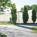 Damwandplaat 35/207 wand, zuiverwit RAL 9010, gemonteerd aan een opslaghal, zijaanzicht