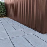 Damwandplaat 35/207 Wand, Chocoladebruin RAL 8017, detail van de onderste wandbekleding met straatstenen