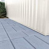 Damwandplaat 35/207 Wand, Grijswit, detail van de onderrand met bevestigingsschroeven en straatstenen
