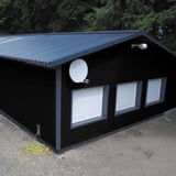Hal met wandbekleding van damwandplaat 35/207 Gitzwart (RAL 9005) en antraciet dak