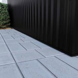 Detailaanzicht van de wandbekleding van damwandplaat 35/207 Gitzwart (RAL 9005) aan de plint