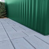 Detail van de onderrand van damwandplaat 35/207 aluminium mosgroen (RAL 6005) aan een wand