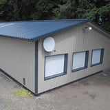 Damwandplaat 35/207 aluminium Zilver-Metallic als gevelbekleding van een gebouw met ramen