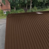 Damwandplaat 45/333 Sepiabruin als dakbedekking, bovenaanzicht van gelegd dak