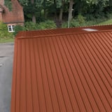 Damwandplaat 45/333 Koperbruin dakoppervlak met anticapillaire groef en hoge ribben, bovenaanzicht