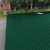 Damwandplaat 45/333 mosgroen als dak op een gebouw, bovenaanzicht met lichtplaat
