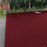 Damwandplaat 45/333 in Wijnrood (RAL 3005) op een dak, detail bovenaanzicht