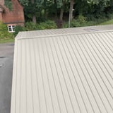 Damwandplaat 45/333 Grijswit (RAL 9002) op een bedrijfsdak, bovenaanzicht