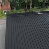Damwandplaat 45/333 Antracietgrijs dakoverzicht van bovenaf, detail van de profielstructuur