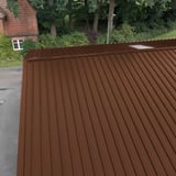 Dak van Notenbruin (RAL 8011) damwandplaat 45/333 met zichtbare profielen en anticapillaire groef