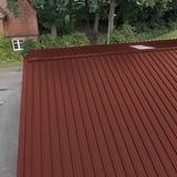 Dakoppervlak van damwandplaat 45/333 Roodbruin, bovenaanzicht met zichtbare profielribben