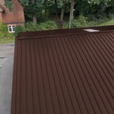 Damwandplaat 45/333 Chocoladebruin als dak op gebouw, bovenaanzicht, verlegd