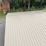 Damwandplaat 45/333 Grijswit (RAL 9002) als dakbedekking van een groot gebouw, bovenaanzicht